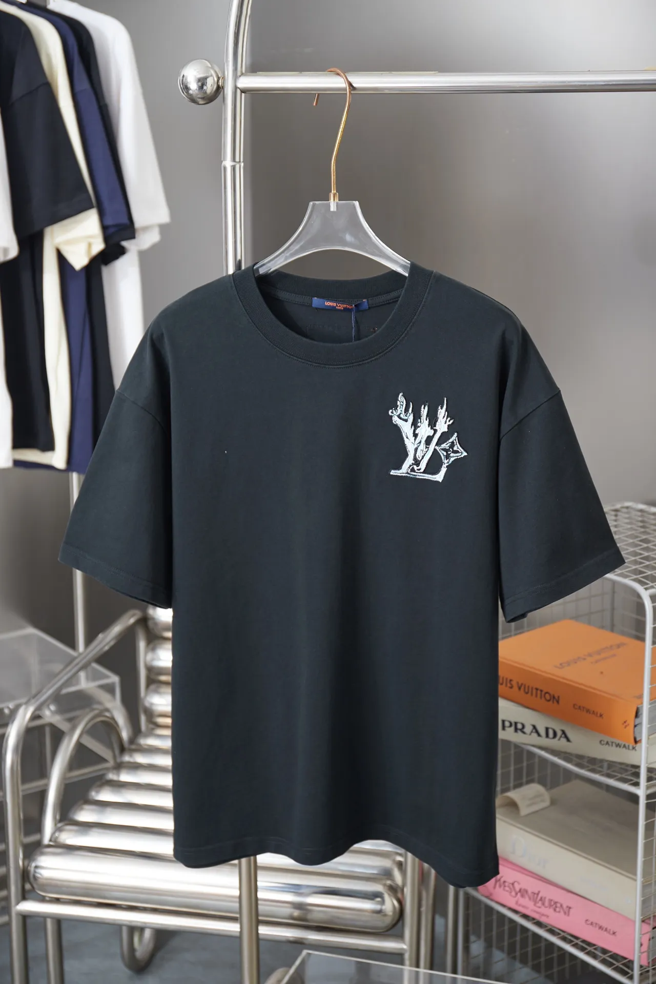 🅿️200 1V 25SS early spring new style short sleeves with embroidered letters, light luxury, a must-have item for daily commuting for men and women, correct version, welcome to compare, detailed features · 320g 100% pure cotton double yarn jersey fabric · Special thickened 32 pieces of double yarn 1X1 thread in the same vat · Imported Tajima machine hollow show embroidered flame Lv graphic letters. Ready-made clothes are washed to make the embroidery soft. · Double-needle sewing and cross-seam technology · Original main mark, washed tag, brand moisture-proof paper packaging Color: black/white Size: S/M/L/XL